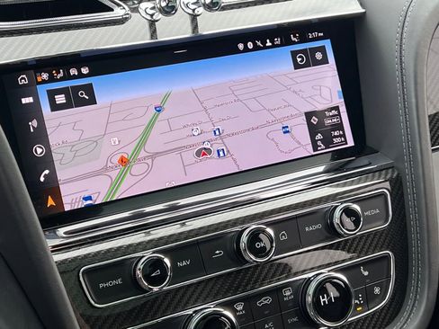 Used 2022 Bentley Bentayga image 33