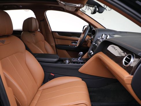 Certified 2018 Bentley Bentayga Onyx Edition image 25
