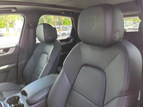 Certified 2025 Porsche Cayenne AWD/4WD image 5