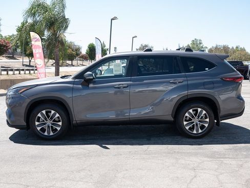 Used 2024 Toyota Highlander XLE AWD/4WD image 8