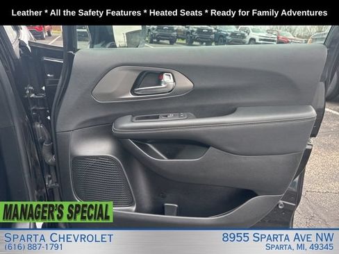 Used 2025 Chrysler Pacifica Select FWD image 25