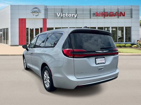 Used 2024 Chrysler Pacifica Touring-L FWD image 5