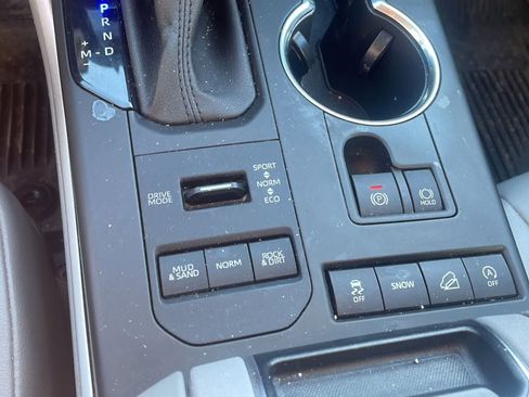 Used 2021 Toyota Highlander XLE image 17