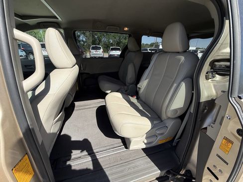 Used 2013 Toyota Sienna XLE FWD image 19