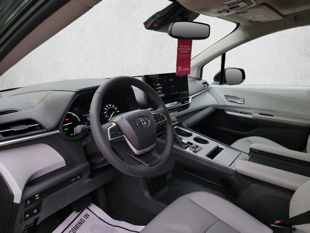 Used 2026 Toyota Sienna XLE FWD image 10