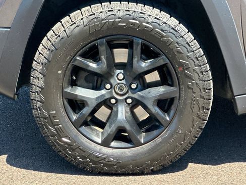 Used 2017 Jeep Cherokee Trailhawk AWD/4WD image 26