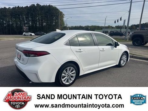 Used 2025 Toyota Corolla XLE image 3