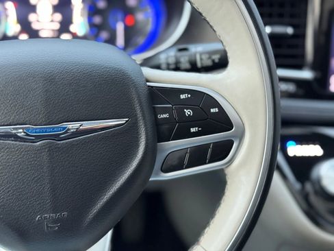 Used 2018 Chrysler Pacifica Limited image 35