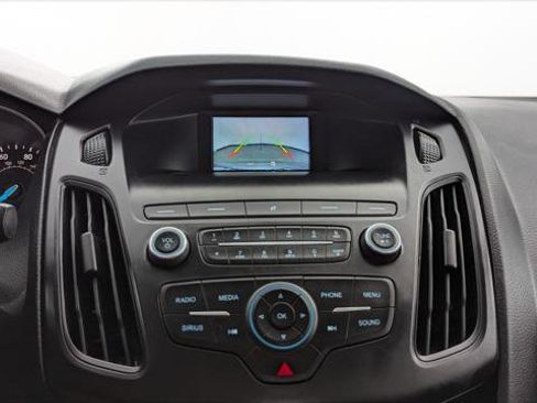 Used 2018 Ford Focus SE w/ SE Appearance Package image 26