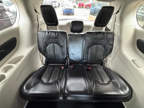 Used 2022 Chrysler Pacifica Touring-L FWD image 16