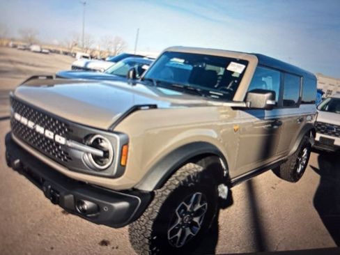 Used 2025 Ford Bronco Badlands image 13