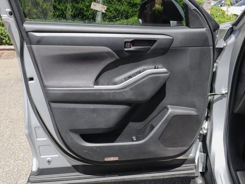 Used 2022 Toyota Highlander LE image 17