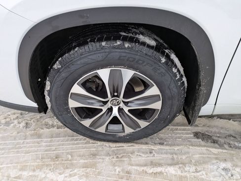 Used 2023 Toyota Highlander XLE image 26