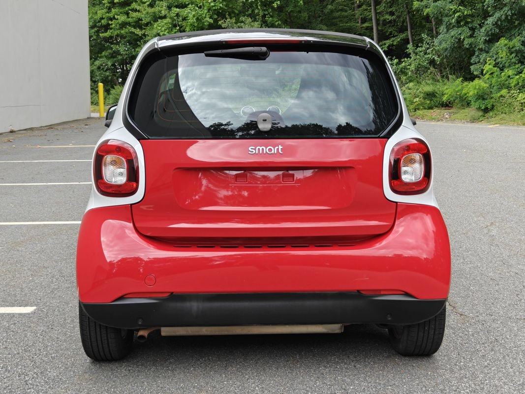 Used 2017 smart fortwo pure RWD image 4