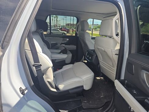 Used 2025 Ford Expedition Platinum w/ Driver's Package AWD/4WD image 10