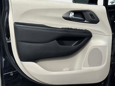 Used 2024 Chrysler Pacifica Touring-L image 20