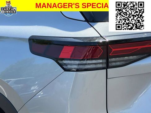 Used 2025 Volkswagen Tiguan SE w/ Panoramic Sunroof Package AWD/4WD image 9