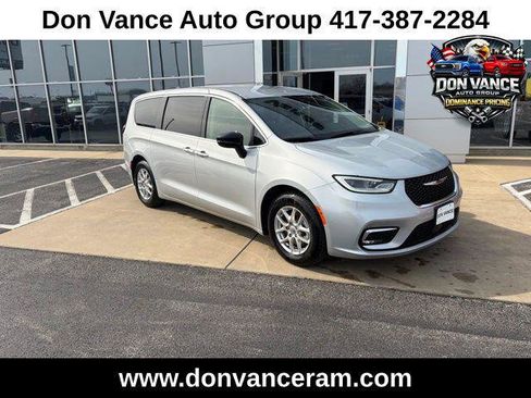 Certified 2024 Chrysler Pacifica Touring-L image 8