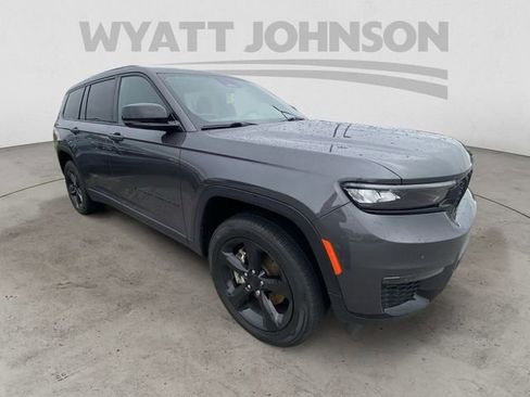 Used 2025 Jeep Grand Cherokee L Limited w/ Black Appearance Package AWD/4WD image 12