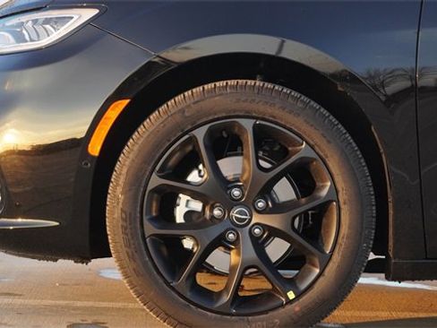 New 2026 Chrysler Pacifica Limited image 5