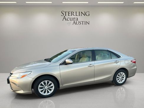 Used 2016 Toyota Camry LE image 1