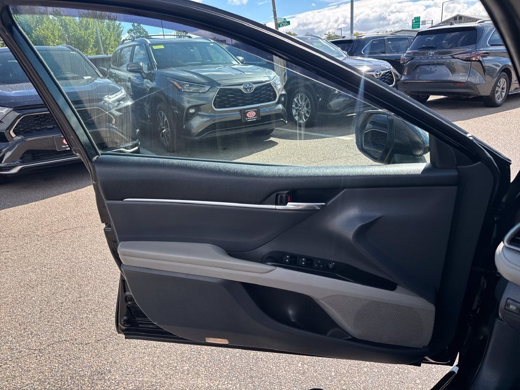 Used 2019 Toyota Camry LE FWD image 31