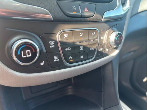Used 2023 Chevrolet Equinox LT FWD image 16