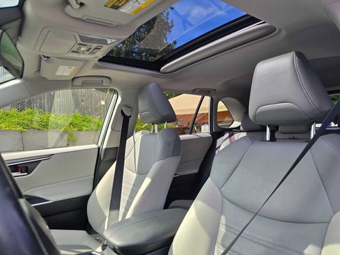 Used 2021 Toyota RAV4 XLE Premium AWD/4WD image 21