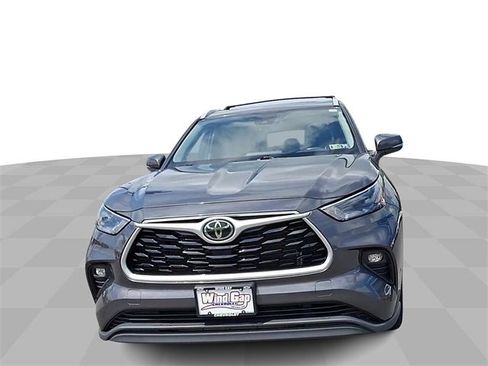 Used 2022 Toyota Highlander XLE image 3
