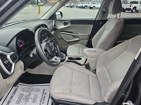 Used 2022 Kia Soul LX image 9