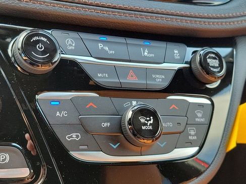 New 2026 Chrysler Pacifica Pinnacle image 25