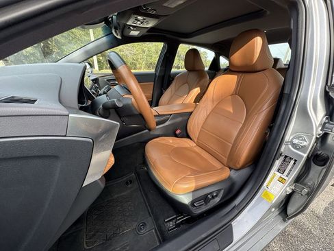 Used 2022 Toyota Avalon Limited image 13