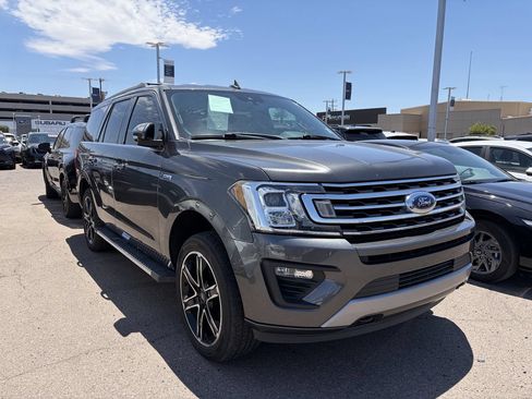 Used 2019 Ford Expedition XLT w/ Equipment Group 202A AWD/4WD image 2