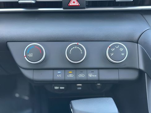 Used 2025 Hyundai Elantra SE w/ Cargo Package image 14