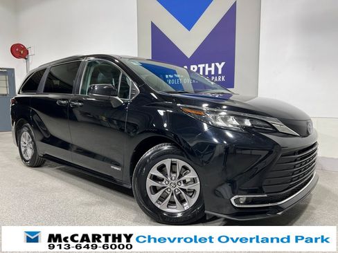 Used 2021 Toyota Sienna XLE w/ XLE Plus Package image 1