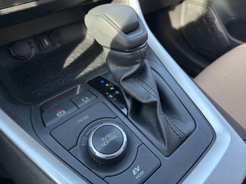 Used 2021 Toyota RAV4 XLE w/ Convenience Package image 16