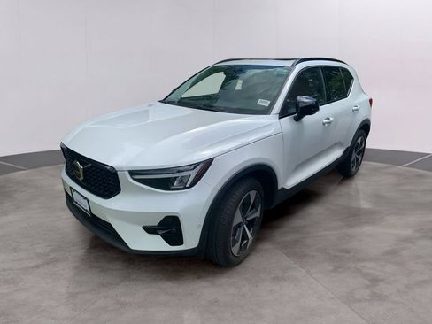 Used 2024 Volvo XC40 B5 Plus w/ Climate Package AWD/4WD image 38