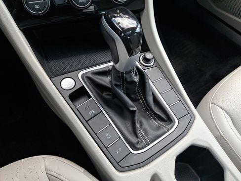 Certified 2023 Volkswagen Jetta SE w/ Panoramic Sunroof Package FWD image 16