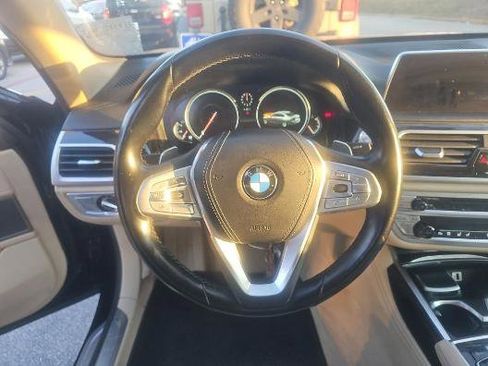 Used 2017 BMW 750i image 5