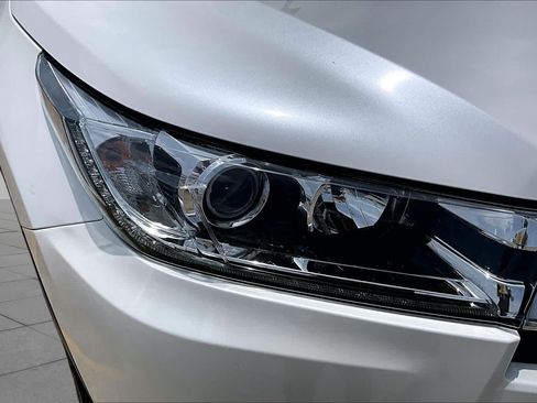 Used 2019 Toyota Highlander Limited FWD image 28