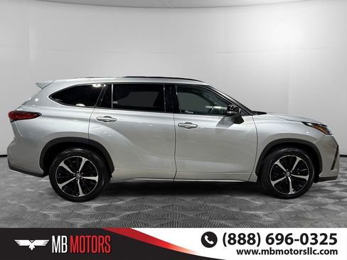 Used 2021 Toyota Highlander XSE AWD/4WD image 2