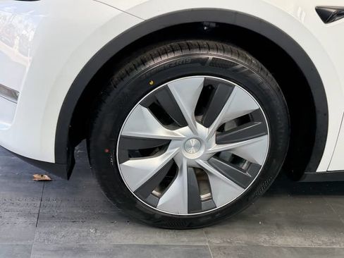 Used 2023 Tesla Model Y Long Range AWD/4WD image 4