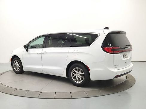 Used 2024 Chrysler Pacifica Touring-L FWD image 5