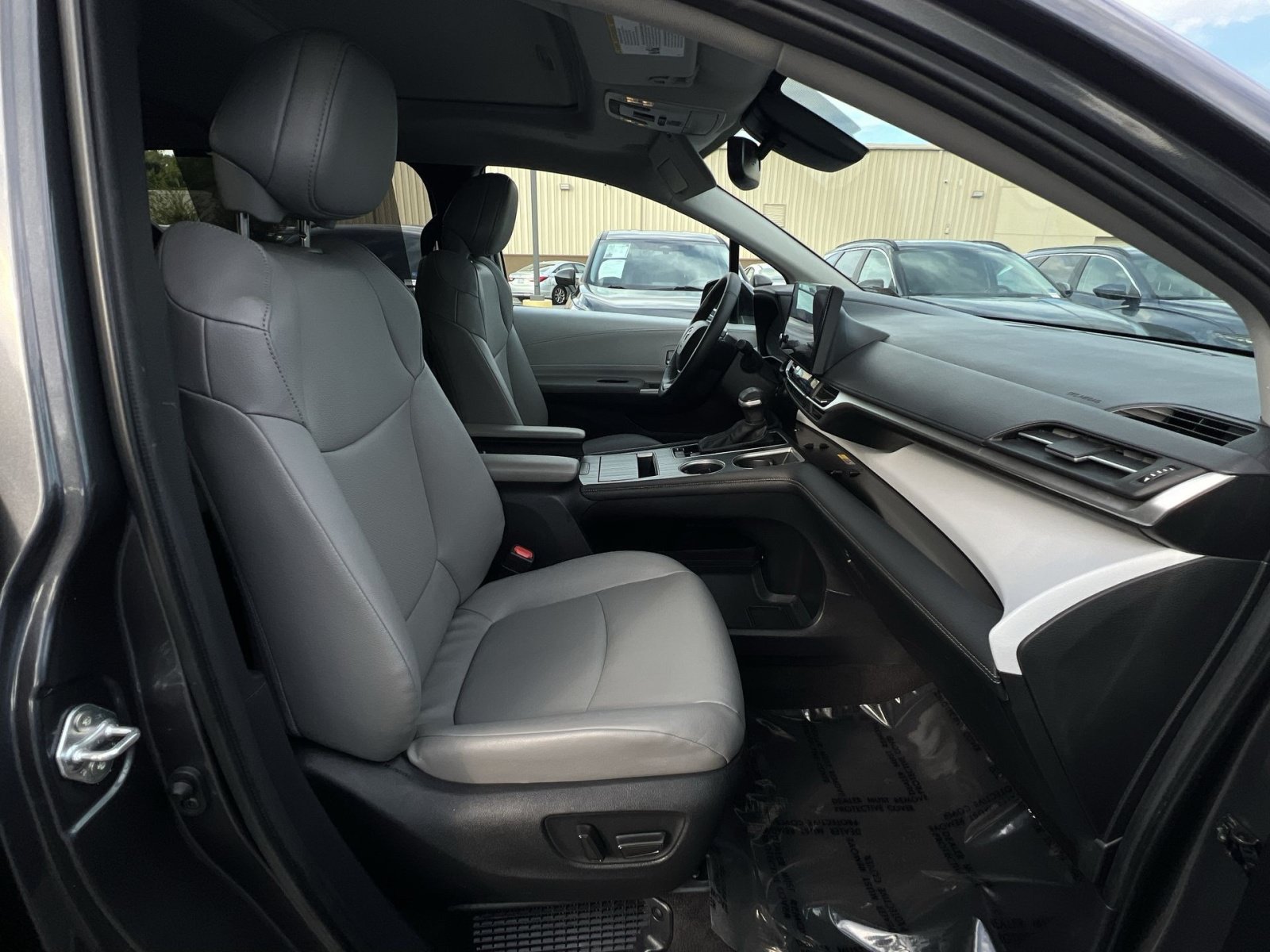 Used 2025 Toyota Sienna XLE FWD image 25