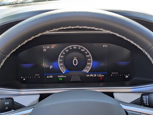 Used 2025 Volkswagen Taos SE w/ Panoramic Sunroof Package image 14