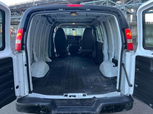 Used 2011 GMC Savana 1500 image 17