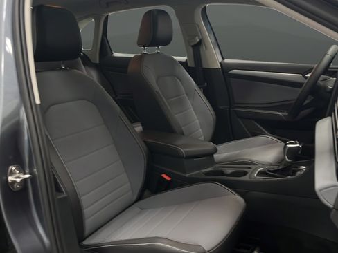 Used 2025 Volkswagen Jetta SE w/ Sunroof Package FWD image 24