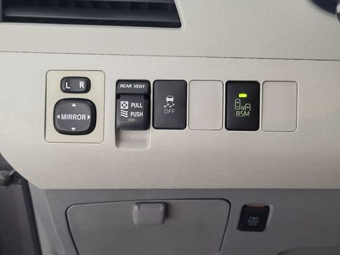 Used 2014 Toyota Sienna XLE FWD image 24