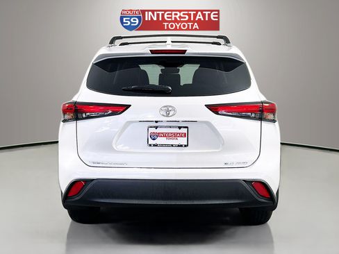 Used 2022 Toyota Highlander XLE AWD/4WD image 6