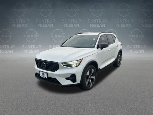 Used 2023 Volvo XC40 B5 Plus w/ Protection Package Premier image 33